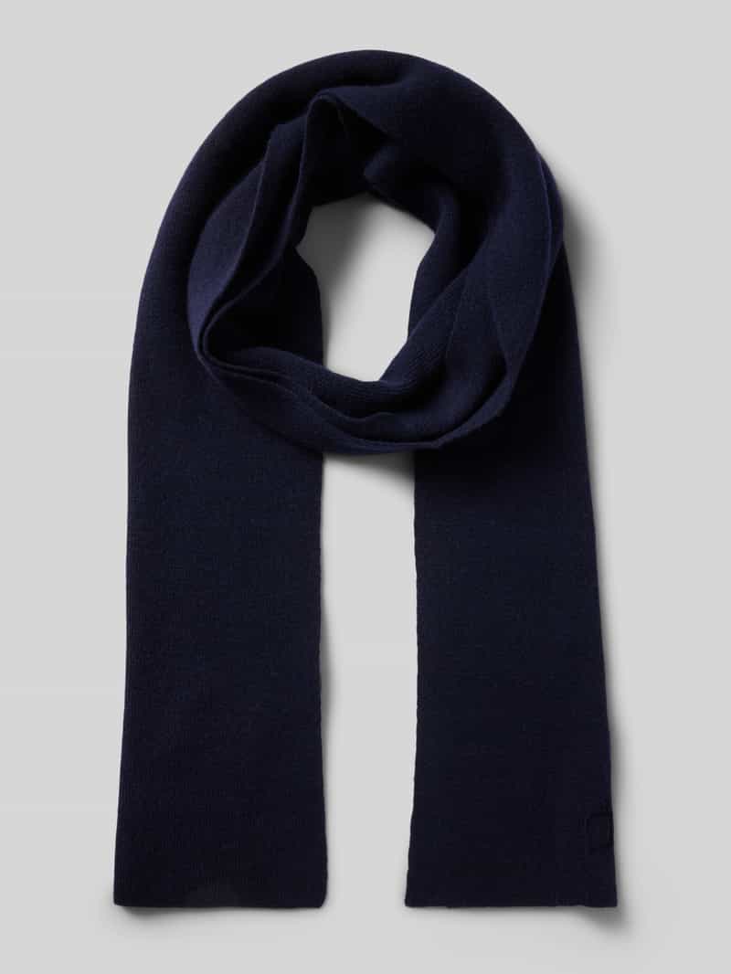 Szal z detalem z logo