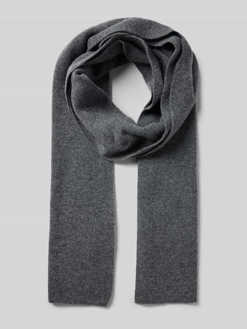 Szal z detalem z logo