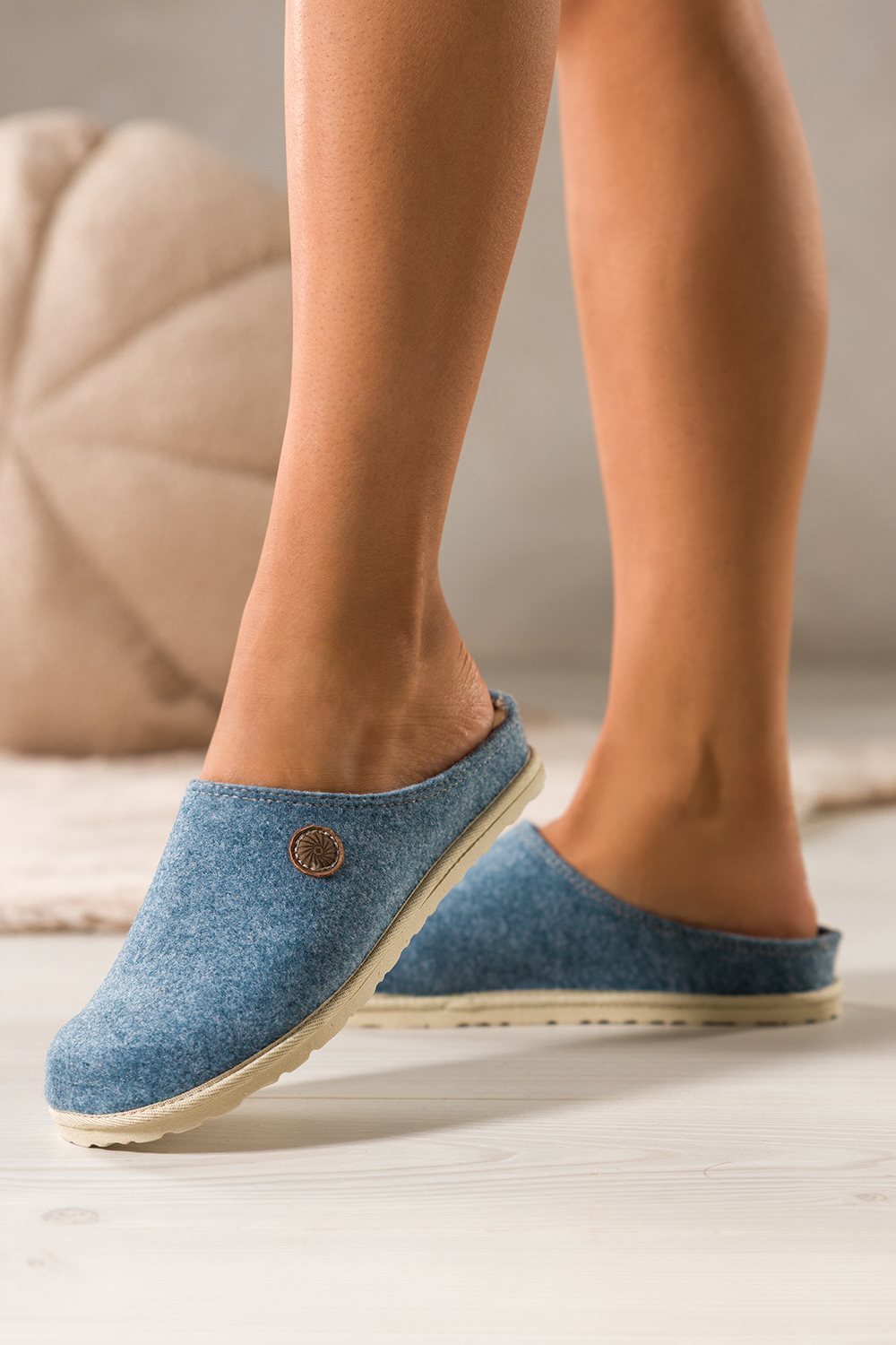 Niebieskie kapcie damskie Inblu obuwie domowe z wyjmowaną skórzaną wkładką ozdoba XH999952