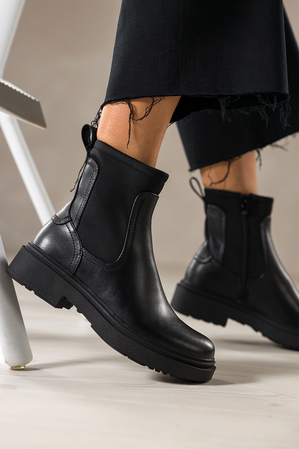 Czarne botki skórzane damskie Sergio Leone na żłobionej platformie elastyczna cholewka YG74572-H