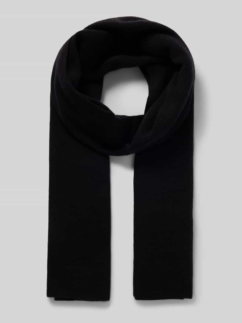 Szal z detalem z logo