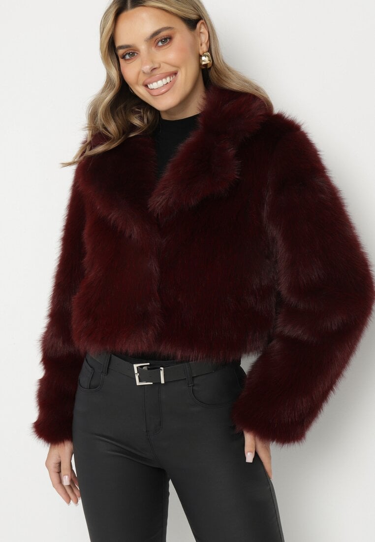 Bordowa Futerkowa Kurtka o Krótkim Kroju z Eleganckim Kołnierzem Tazamisa