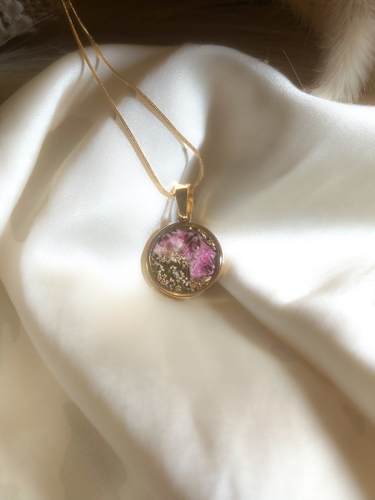 Naszyjnik z różowymi kwiatami