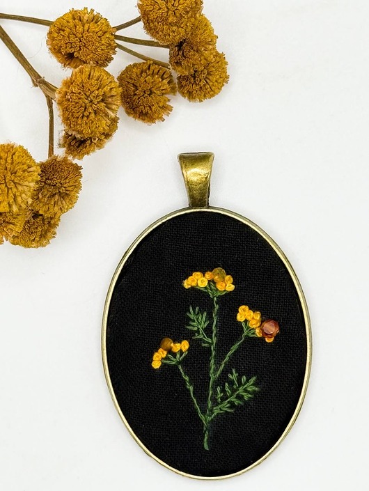 Seria Botanica Medalion z haftowanym Wrotyczem