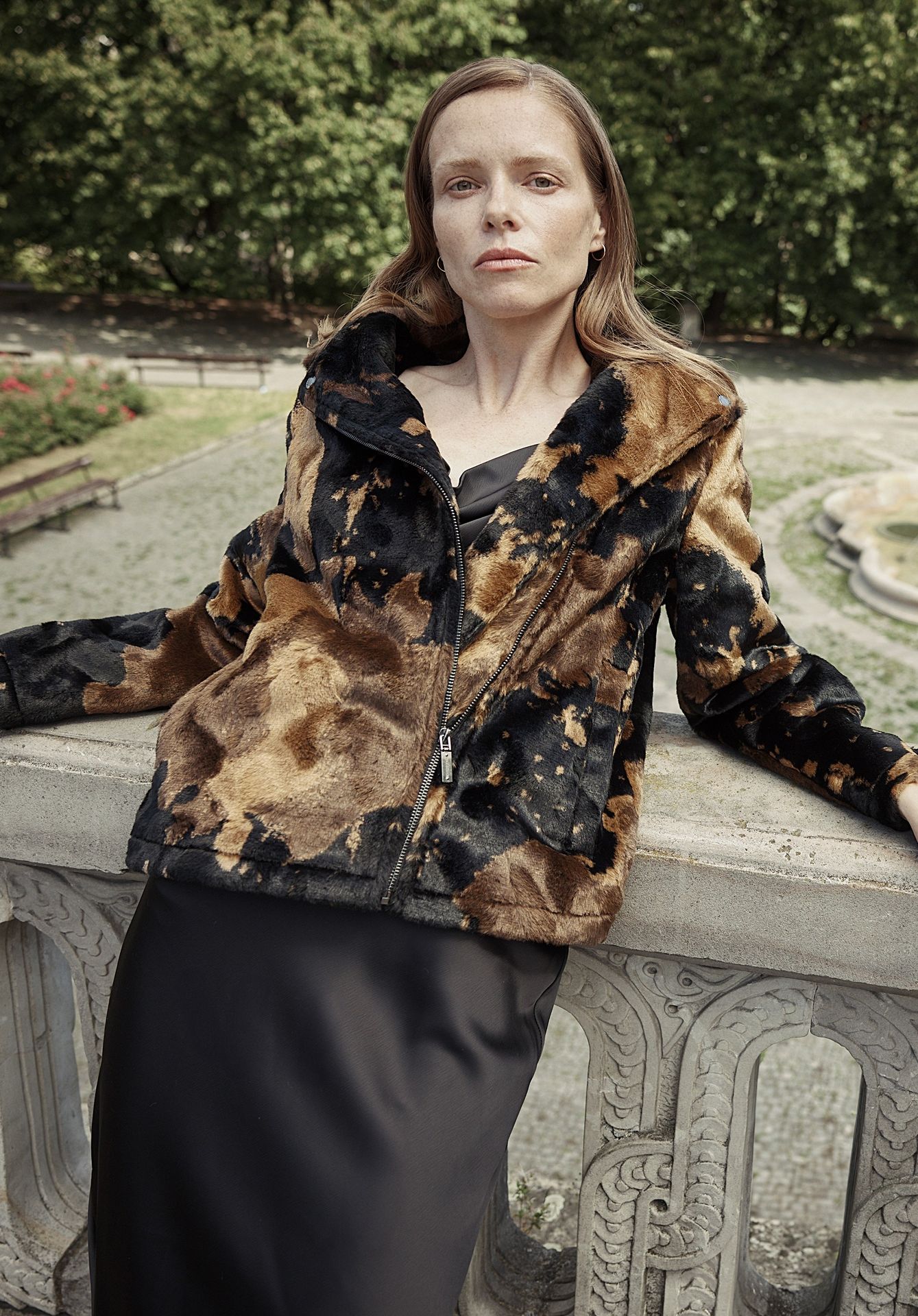 Damska kurtka w zwierzęcy motyw czarno - brązowa