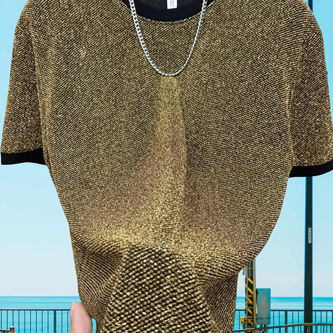 TEMU Stylowa Męska Czarna Koszulka z Krótkim Rękawem i Złotymi Akcentami - Casualowa Okrągła Dekolt, Letni Top, Metaliczne Wykończenie, Lekki