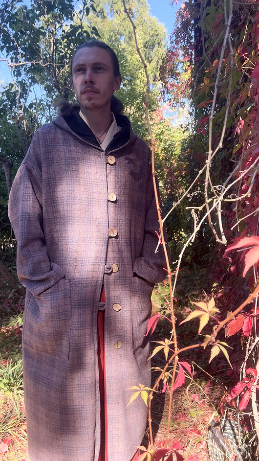 Długi płaszcz wełniany fioletowy w kratkę z kapturem