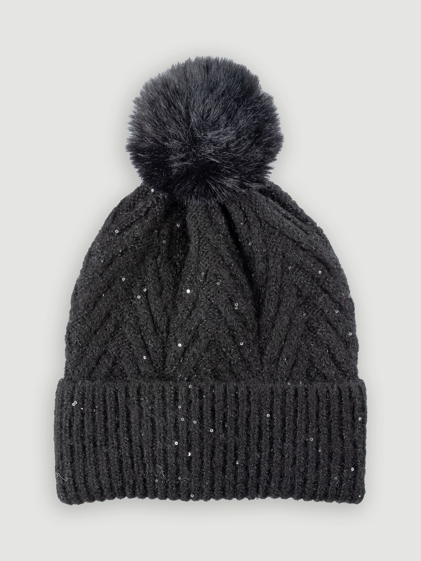 Czarna czapka z pomponem