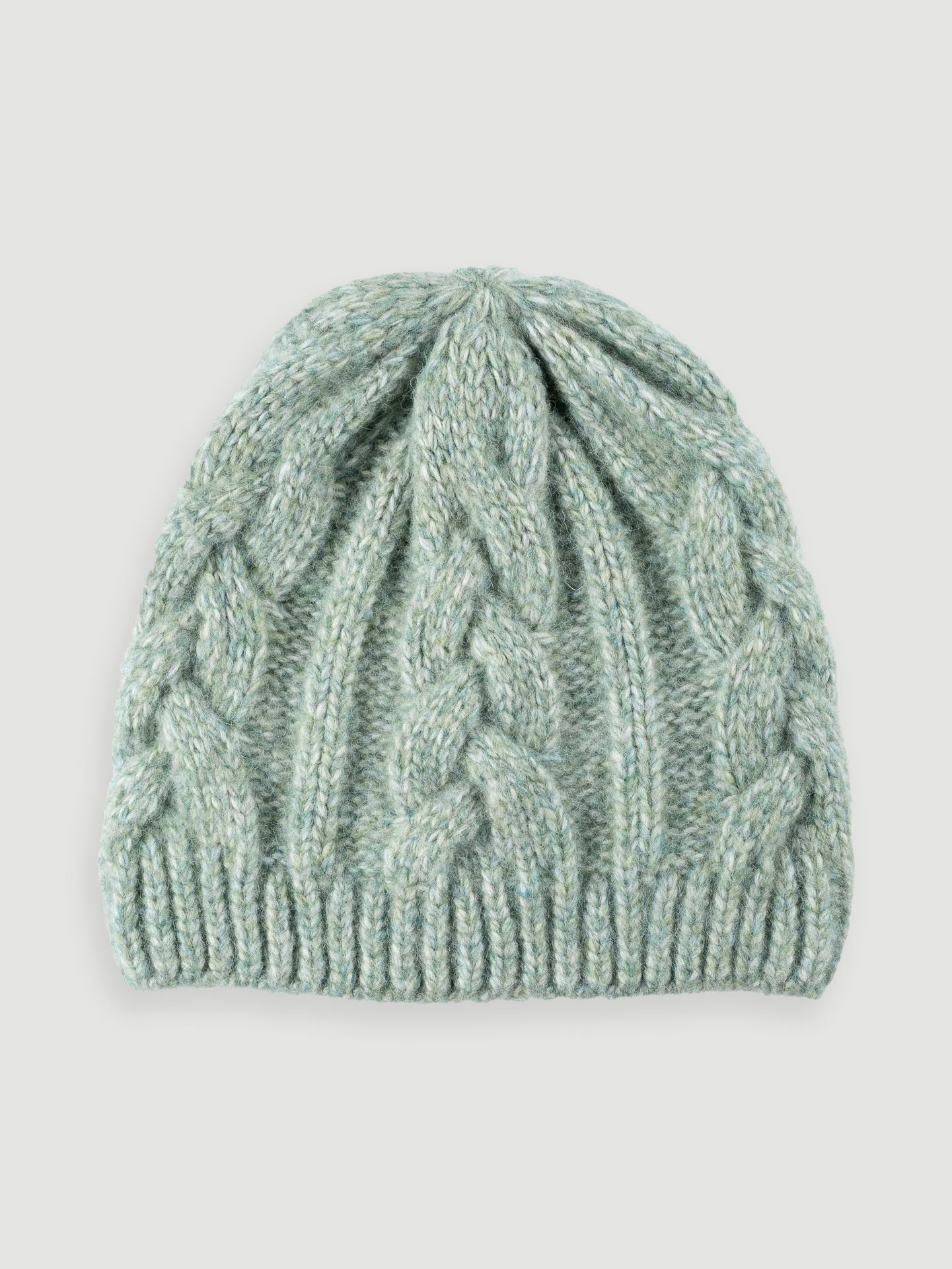 Zielona czapka z warkoczowym splotem