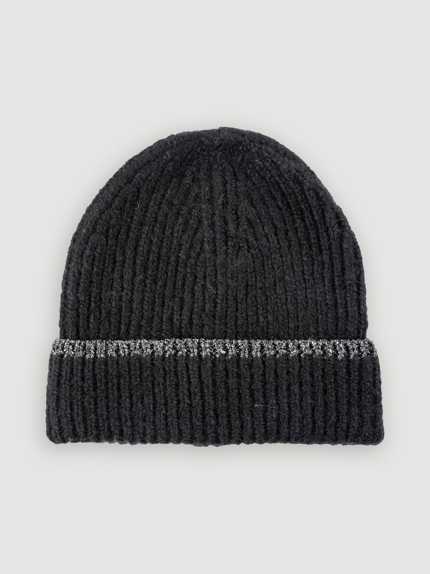 Czarna czapka ze srebrną nicią