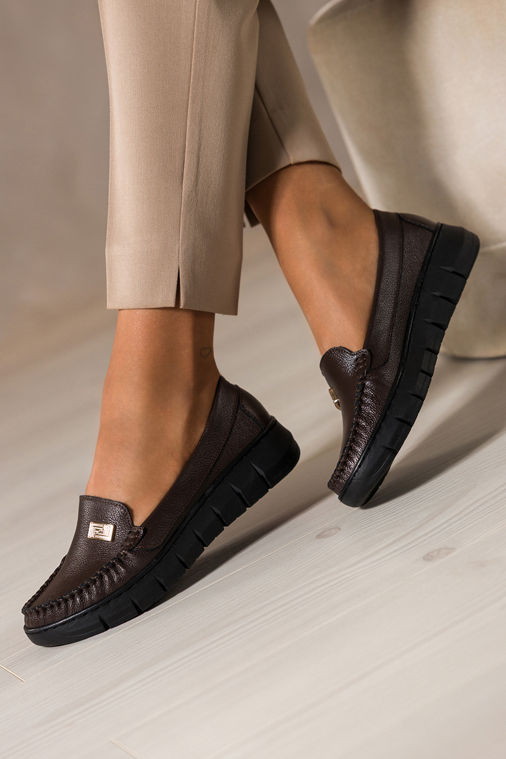 Czekoladowe mokasyny skórzane damskie na elastycznej platformie ze złotą ozdobą PRODUKT POLSKI Casu 89832