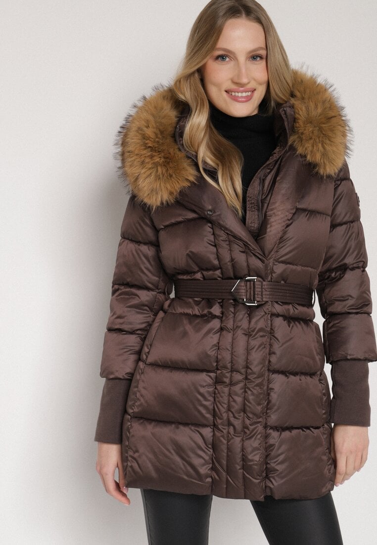 Brązowa Kurtka z Pikowanymi Przeszyciami Paskiem i Kapturem z Futrem Lidanessa