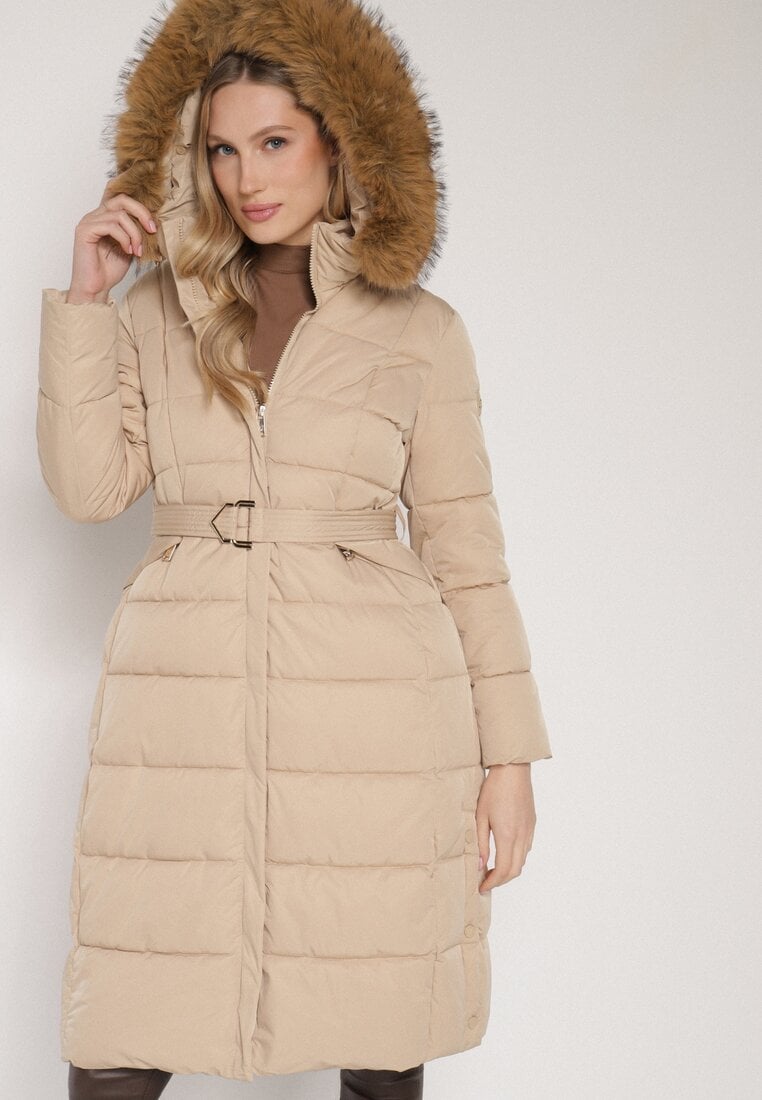 Beżowa Długa Kurtka Pikowana z Kapturem z Futerkiem i Paskiem w Talii Avesiia