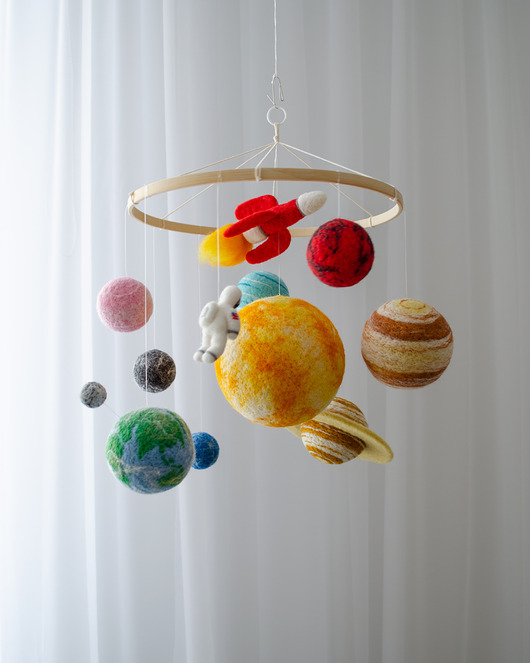 Mobil kosmiczny z planetami i rakietą - karuzela montessori nad łóżeczko