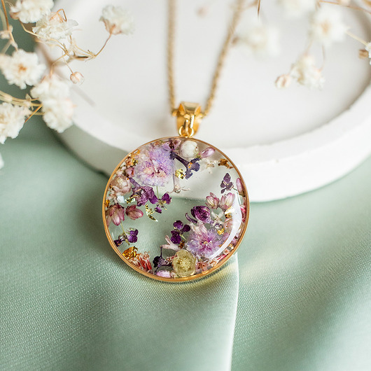 Wisiorek z kompozycją kwiatową