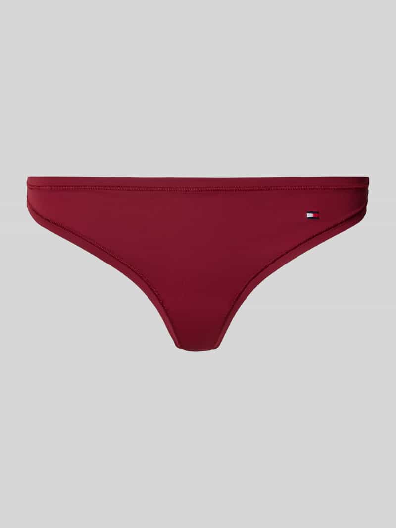 Stringi z wyhaftowanym logo