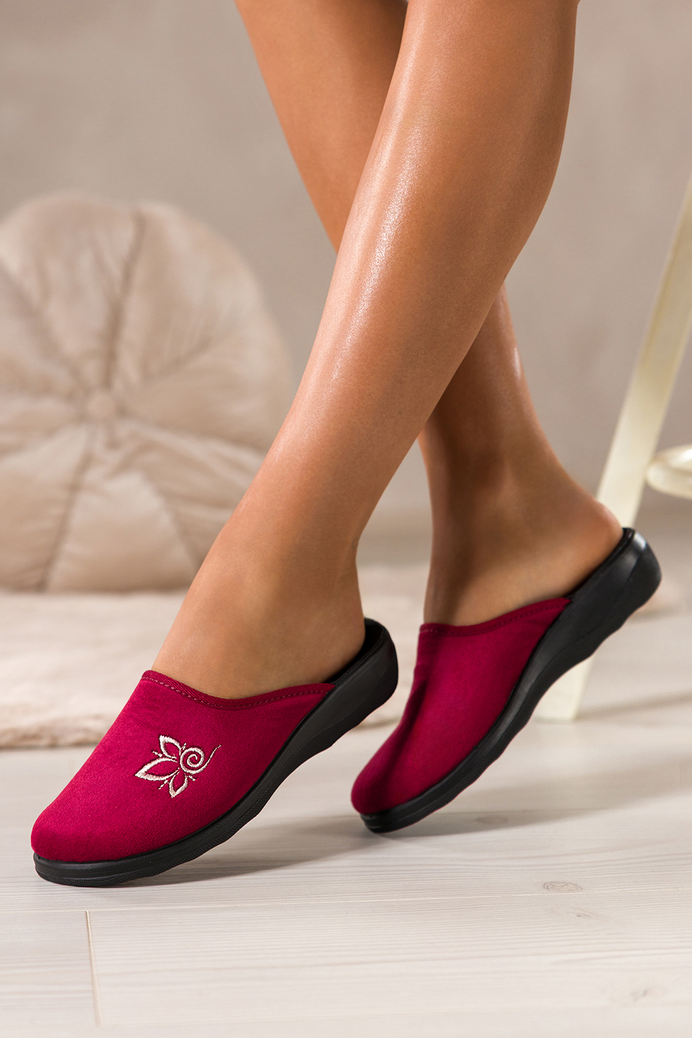 Bordowe kapcie damskie Inblu obuwie domowe z haftem XF99997W