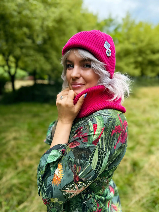 Czapka beanie z bawełny logo kolorowe Malina