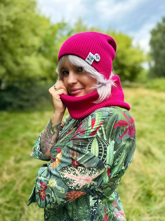 Luźna czapka z bawełny logo kolorowe Malina