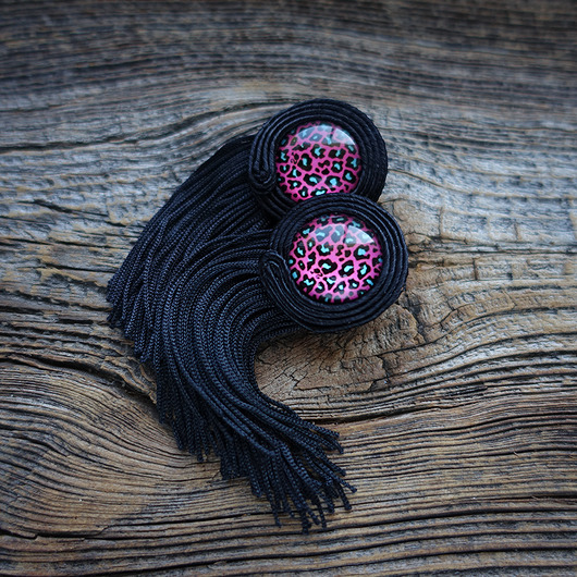 Pink Panter -kolczyki sutasz z motywem panterki