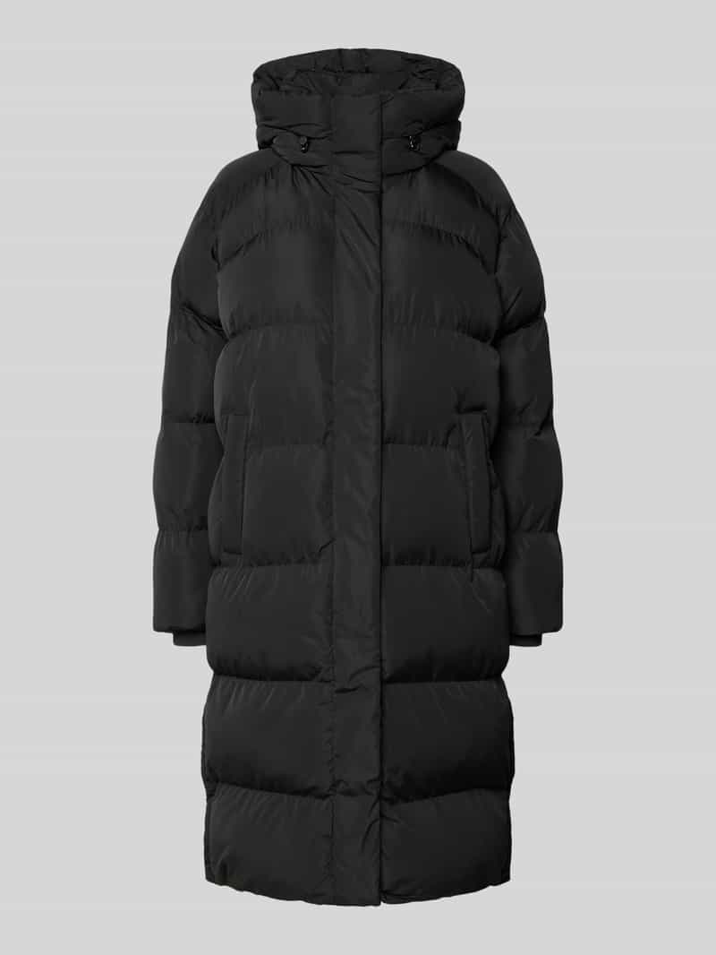 Płaszcz pikowany z kapturem i wpuszczanymi kieszeniami
