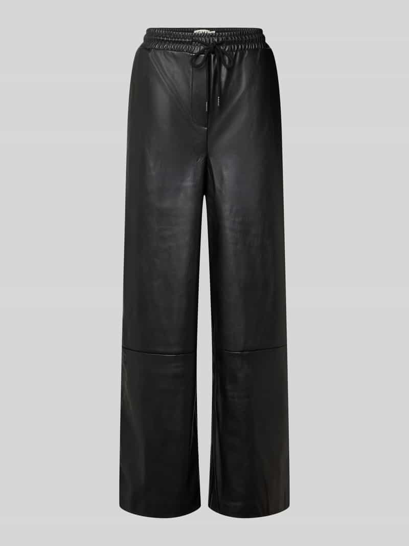 Spodnie materiałowe o szerokim kroju z imitacji skóry model ‘Zoma’