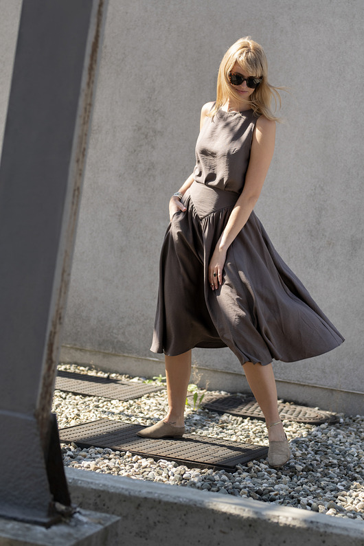 Wiskozowa spódnica midi z kieszeniami - kakao