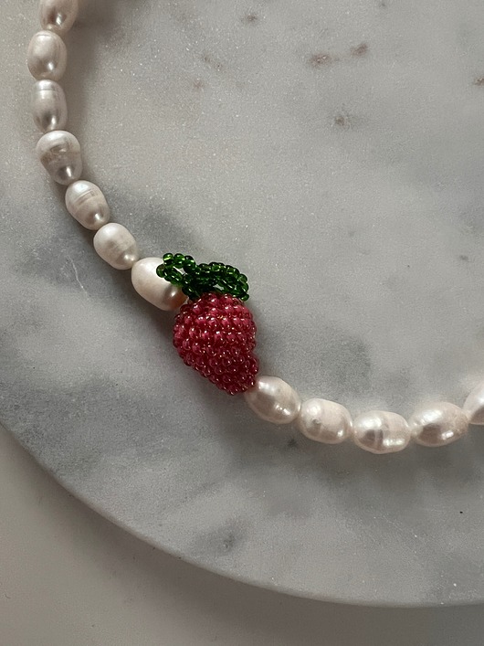 Naszyjnik z naturalnych pereł z plecionym owocem