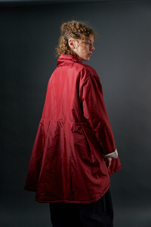 Krótki płaszczyk nabłyszczany ocieplany czerwony