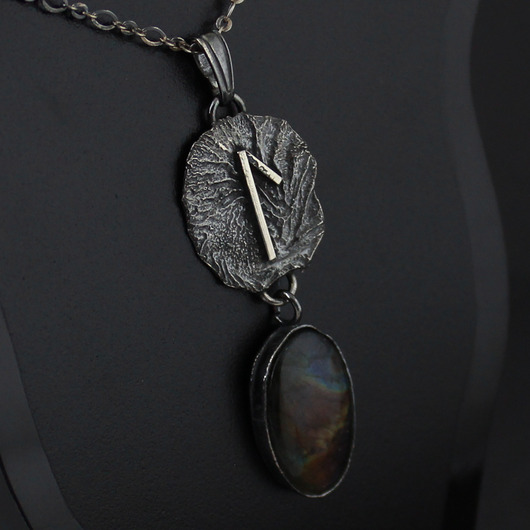 Runa Laguz z labradorytem - srebrny talizman ochronny