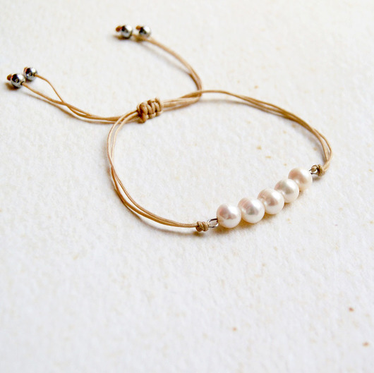 Naturalne perły : bransoletka na sznurku