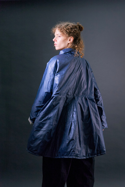 Krótki płaszczyk nabłyszczany ocieplany niebieski oversize