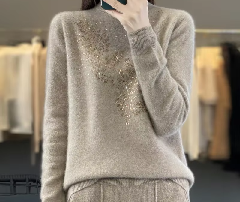 Sweter damski z ozdobnymi cekinami - Beżowy XXXL