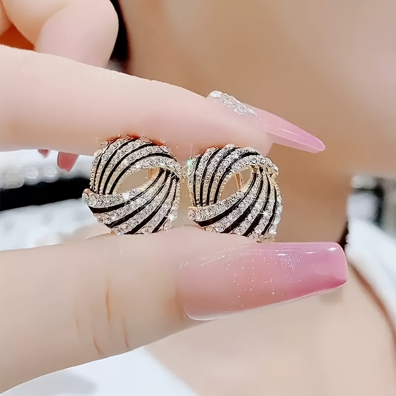 TEMU Eleganckie kolczyki sztyfty z skręconym wzorem dla kobiet - metal w złotym odcieniu z czarnym akcentem, biżuteria na co dzień i na imprezę,