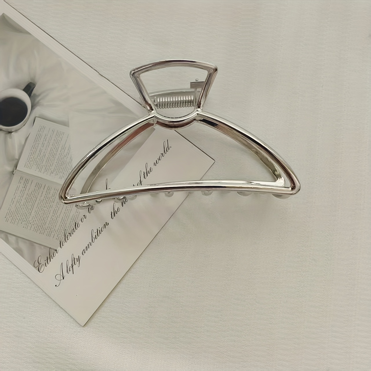 TEMU Isinyee Duży metalowy klips do włosów - minimalistyczny design rekinów, trwały metalowy klips do włosów dla kobiet, bezpieczne uchwycenie do