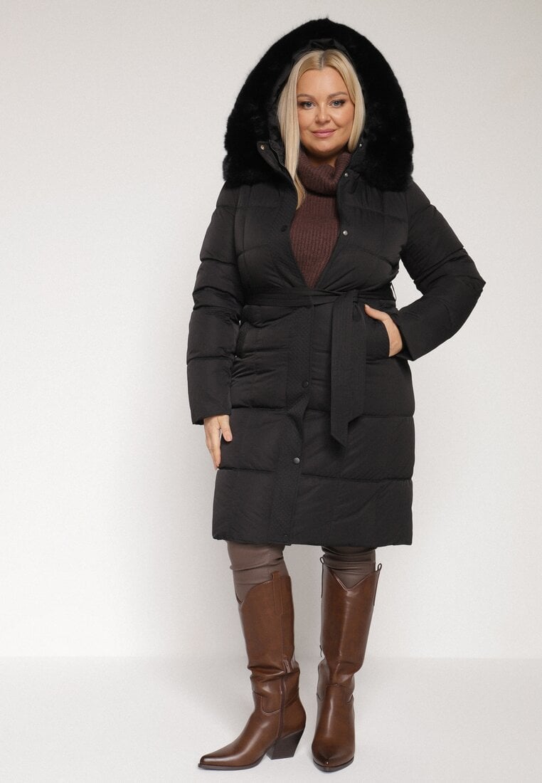 Czarna Pikowana Kurtka z Kapturem z Futrem i Wiązanym Paskiem Mevinatia