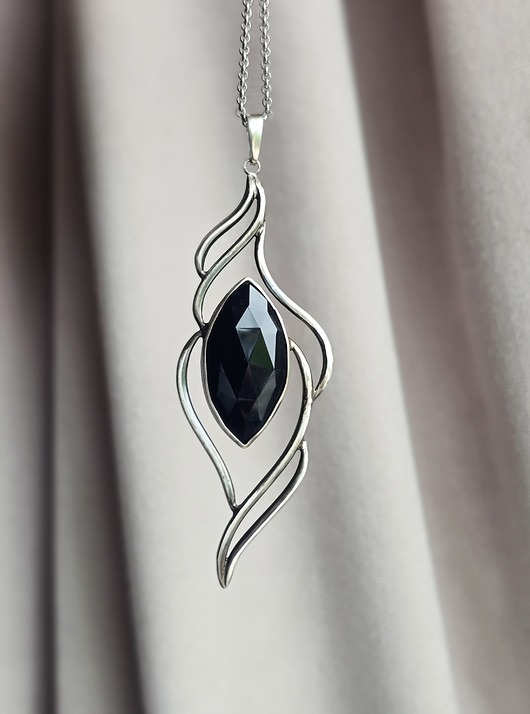 Subtelny wisior z onyksem