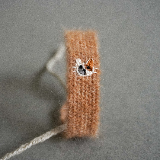 Bransoletka tkana na krośnie z haftowanym kotkiem, wiązana na supełek