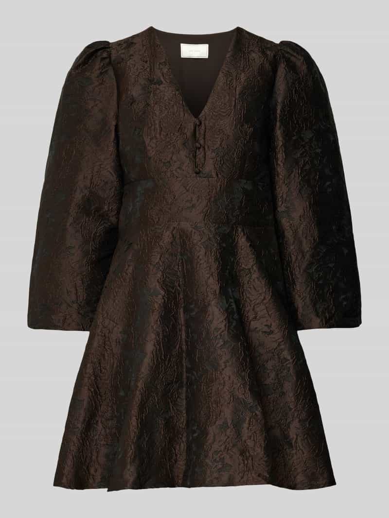 Sukienka mini z kwiatowym haftem na całej powierzchni model ‘Milliy’