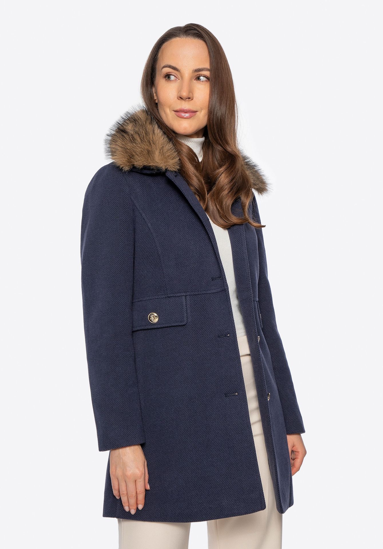 Krótki płaszcz damski z futerkowym kołnierzem granatowy
