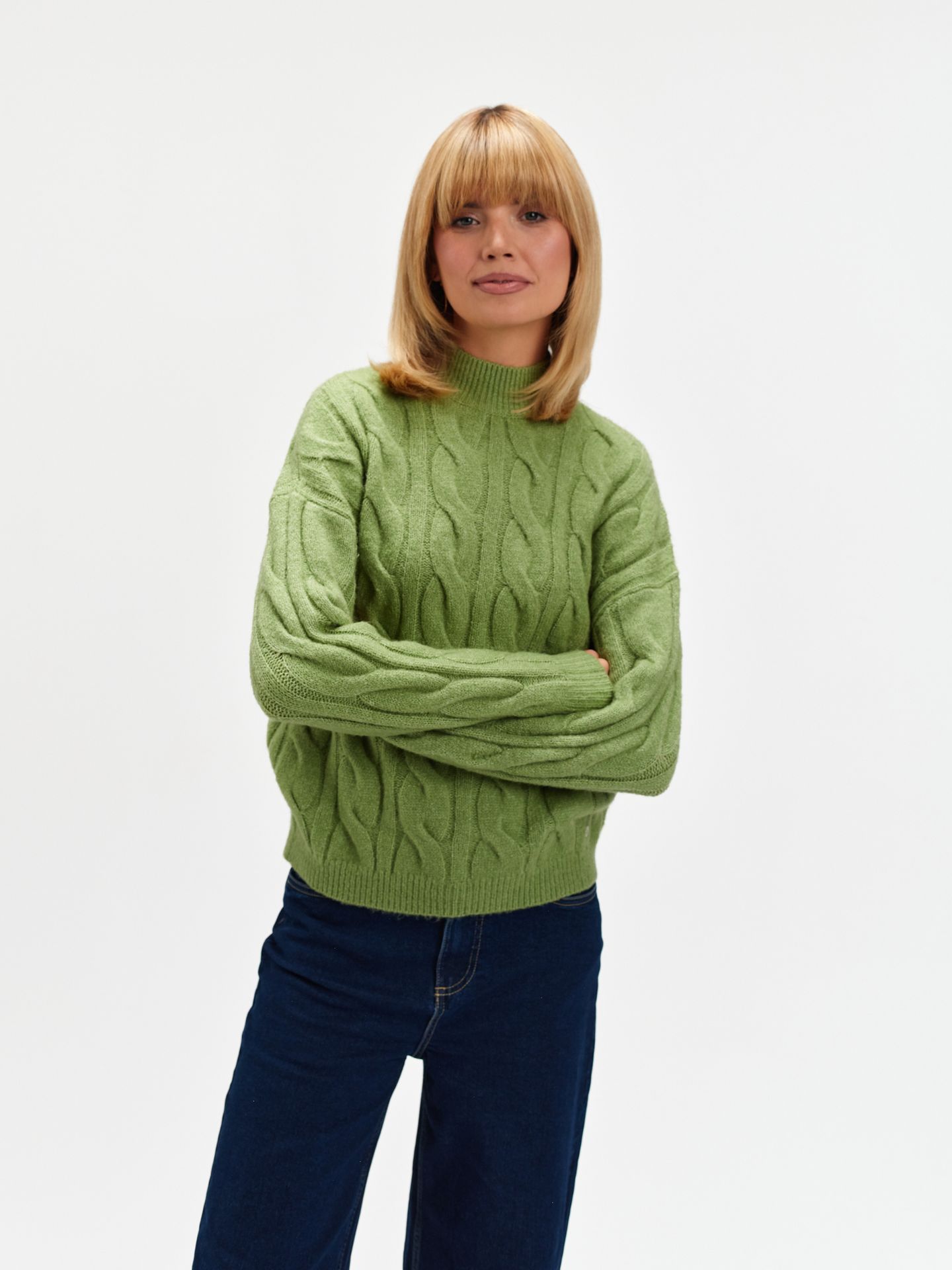 Oliwkowy sweter z warkoczowym splotem