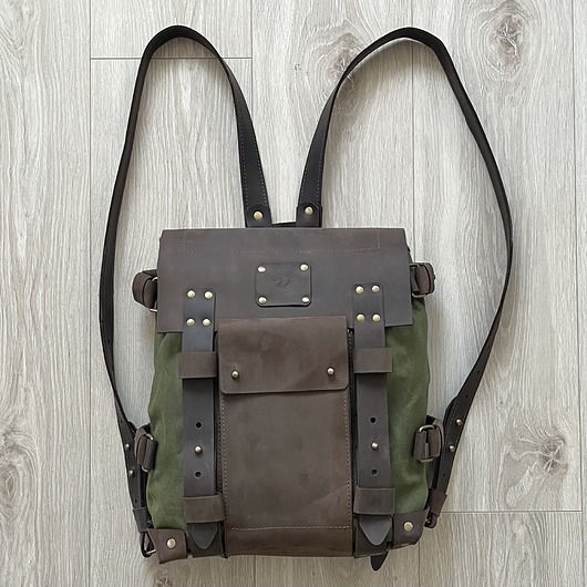 Plecak zielono-brązowy ze skóry i bawełny woskowanej Vintage.