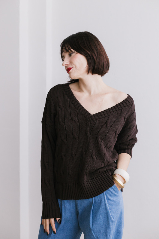 Klasyczny sweter w warkocze, z dekoltem w serek, czekoladowy