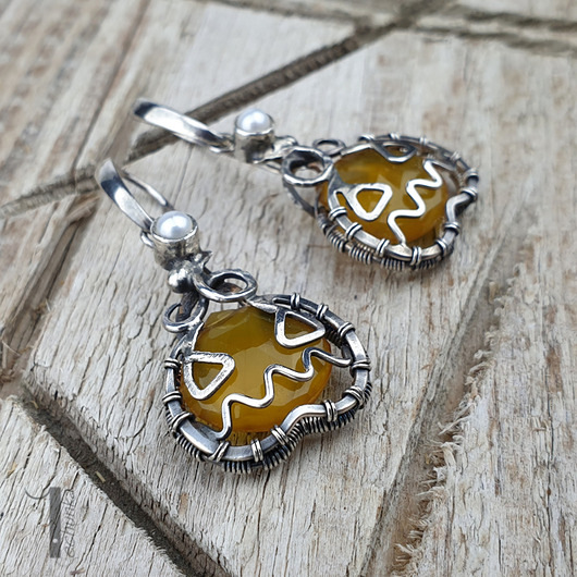 Angry pumpkin srebrne kolczyki z chalcedonem miodowym i perłą