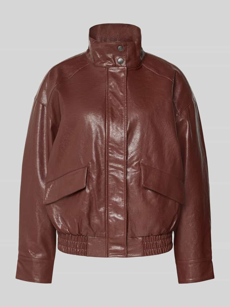 Kurtka o kroju regular fit z imitacji skóry z mieszanki wiskozy model ‘JULIA’