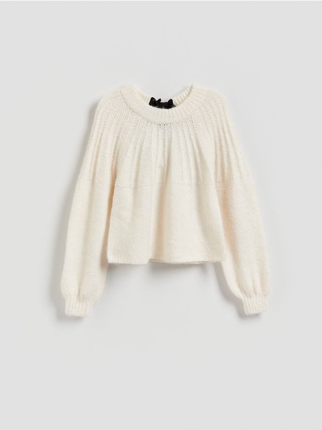 Reserved - Sweter z kokardką z tyłu - złamana biel