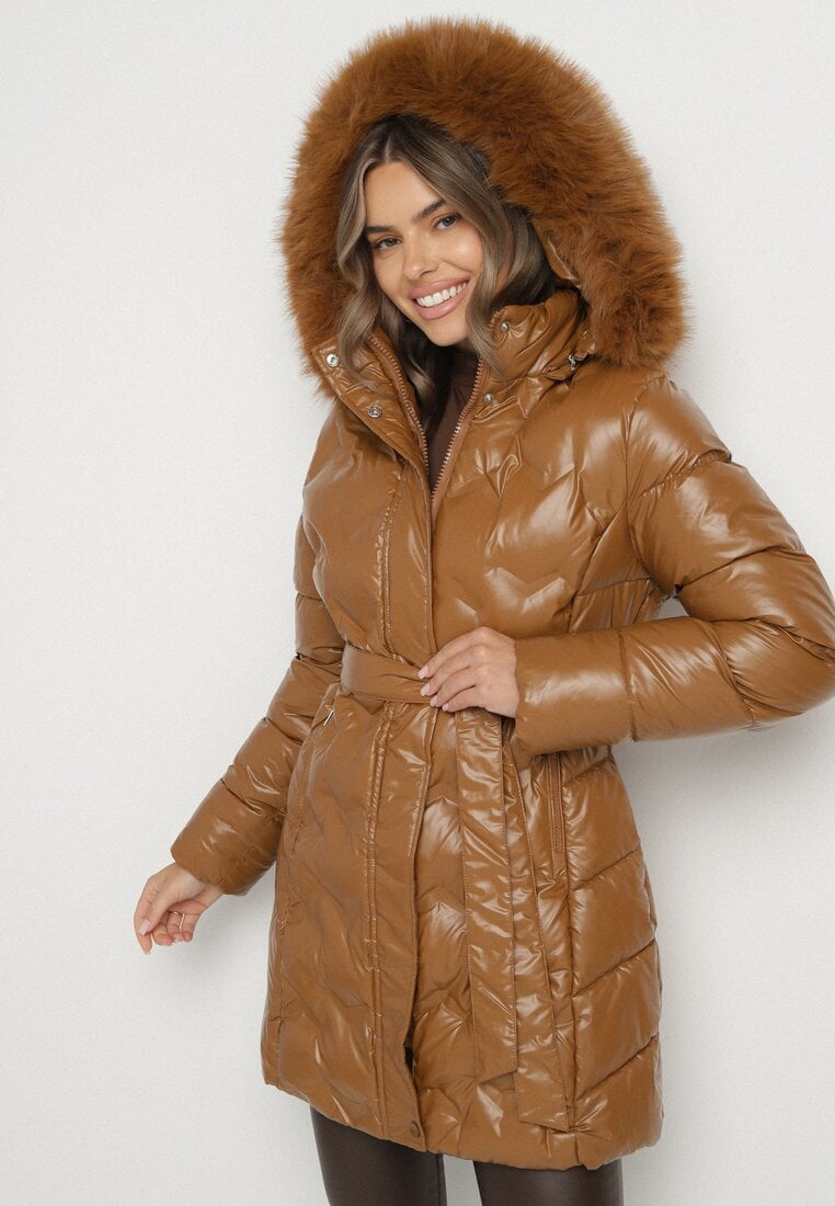Brązowa Pikowana Kurtka z Odpinanym Kapturem i Futerkiem Wiązana Paskiem Olenessa