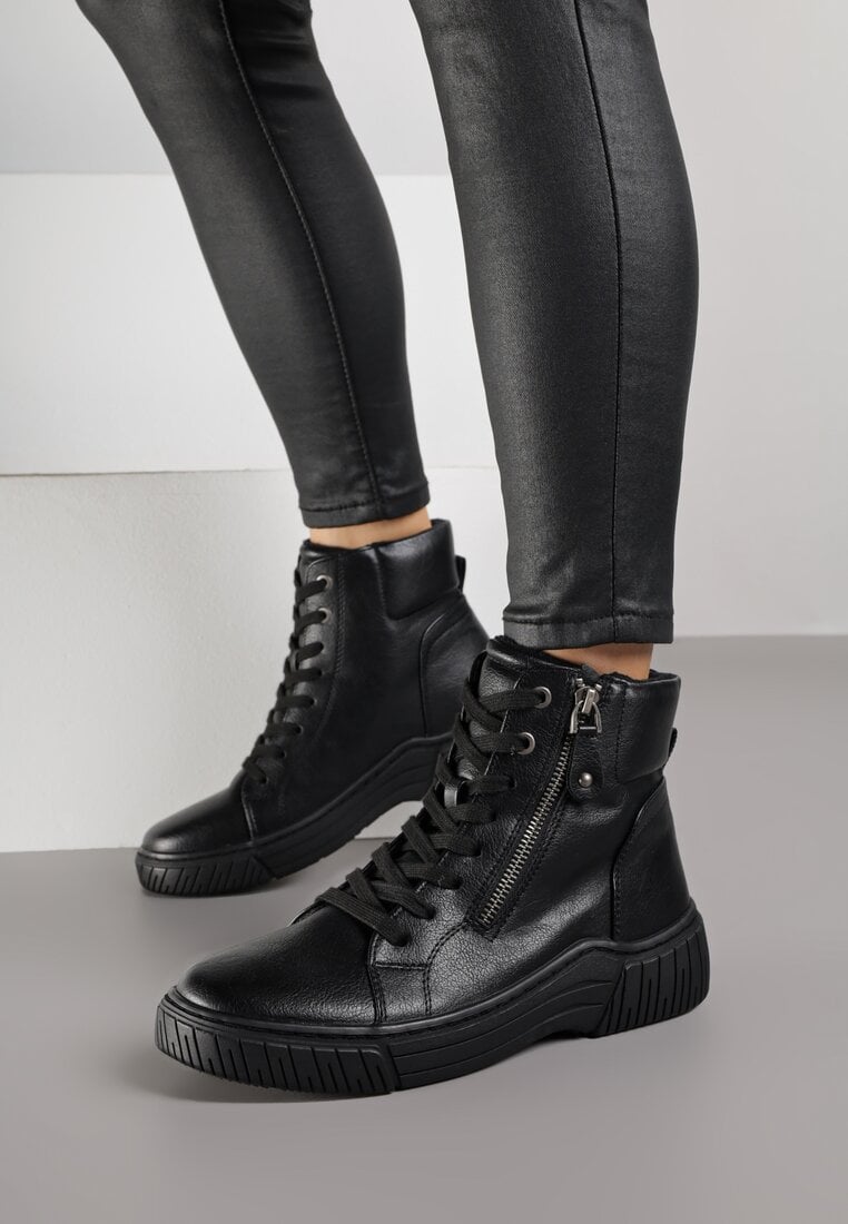 Czarne Sportowe Botki ze Sznurowaną Cholewką i Ozdobnym Suwakiem Ezilare