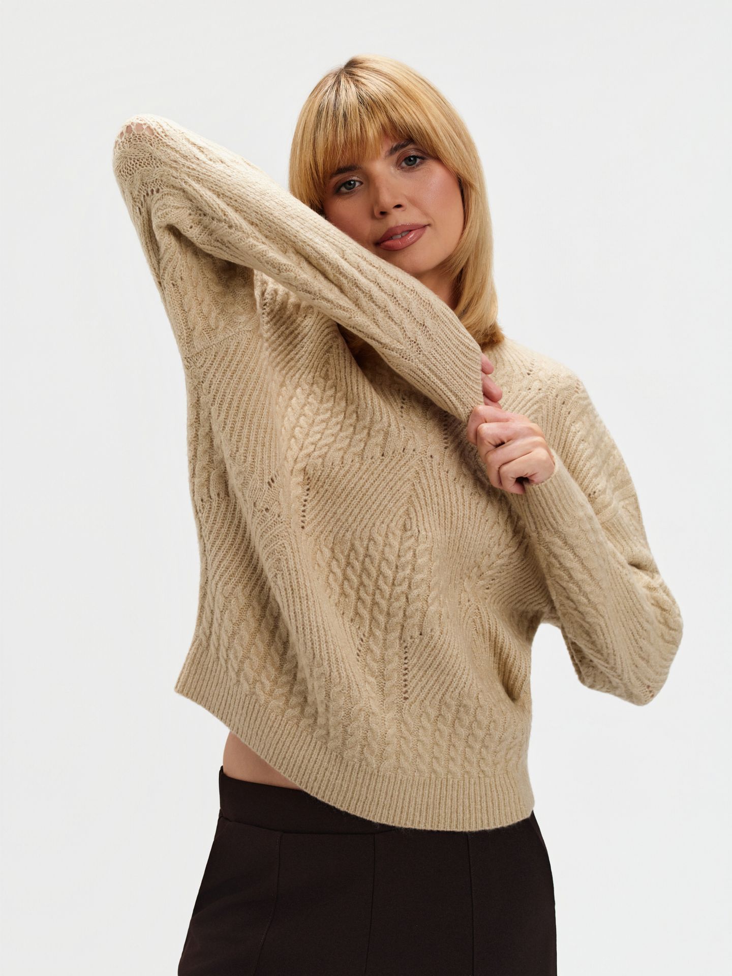 Beżowy sweter z ażurowym haftem