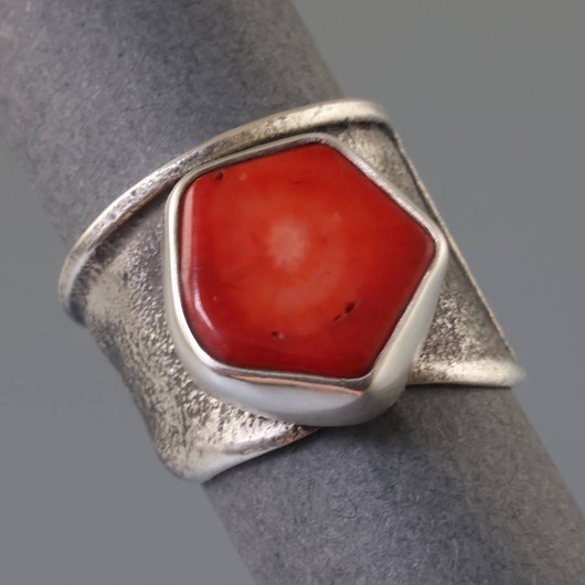 Pierścionek z koralem